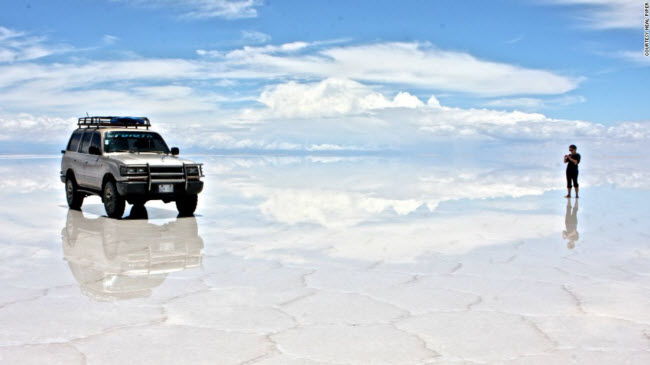 Gran Salar de Uyuni, Bolivia: Đây là cánh đồng muốn lớn nhất trên thế giới, với bề mặt trông như chiếc gương khổng lồ vào mùa mưa.