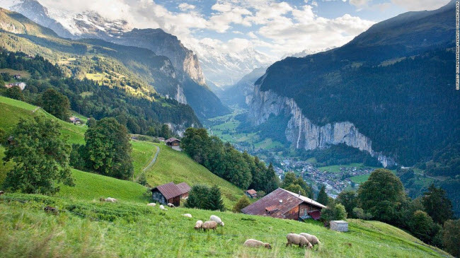Thung lũng Lauterbrunnen, Thụy Sĩ: Nằm sâu trong dãy núi Alps, thung lũng Lauterbrunnen gây ấn tượng với phong cảnh thiên nhiên đẹp như tranh vẽ.