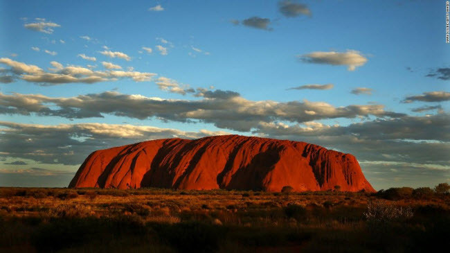 Uluru/Ayers, Australia: Khối sa thạch nổi tiếng nhất Australia có chiều cao 350m và chu vi 9km.