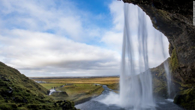 Thác Seljalandsfoss, Iceland: Đây có thể không phải là thác nước lớn nhất và cao nhất ở Iceland, nhưng điều hấp dẫn của thác Seljalandsfoss là du khách có thể đi vào phía sau dòng nước.