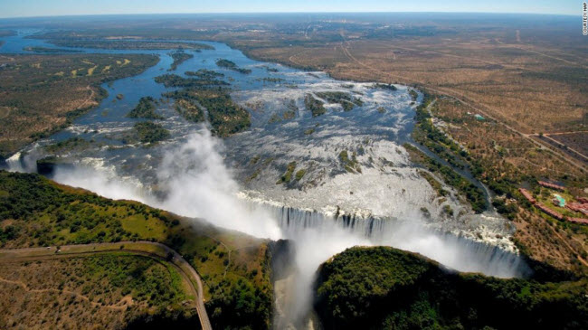 Thác Victoria: Nằm giữa hai quốc gia Zambia và Zimbabwe, Victoria là một trong những thác nước có vẻ đẹp ngoạn mục nhất thế giới.
