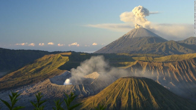 Núi lửa Bromo, Indonesia: Ngọn núi lửa đang hoạt động này chỉ là một phần trong hệ thống núi lửa cổ đại ở Indonesia.