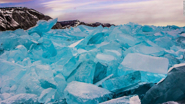 Hồ Baikal, Nga: Đóng băng ít nhất 4 tháng/năm, băng màu xanh nhạt của hồ Baikal là một trong những phong cảnh mùa đông đẹp nhất thế giới.