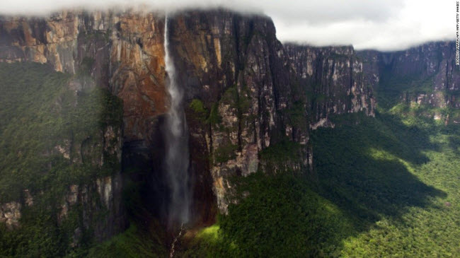 Thách Angel, Venezuela: Đây là thác nước cao nhất thế giới, lên tới 979 m. Phần lớn nước ở thác bốc hơi hết trước khi rơi xuống đáy.