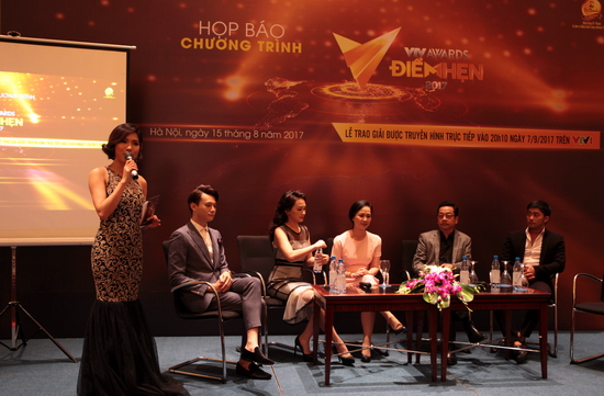 Thuộc về thế hệ những diễn viên gạo cội, rất được mến mộ qua nhiều vai diễn để đời nhưng đây là những năm đầu tiên mà NSND Hoàng Dũng và NSND Lan Hương được đề cử trong hạng mục giải thưởng của VTV Awards. 