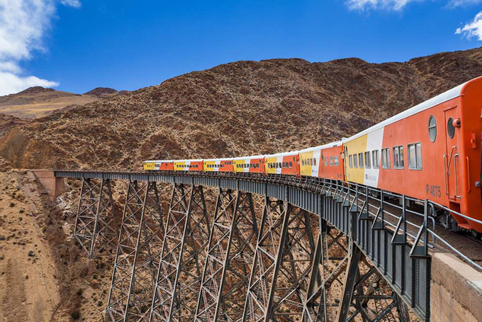 “Chuyến tàu đi đến những đám mây” chạy theo hình zích zắc băng qua dãy núi Andes trên tuyến đường từ Salta, Argentina tới biên giới với Chile. Đây còn là một trong những tuyến đường sắt cao nhất thế giới. Ảnh: Marco Guoli.