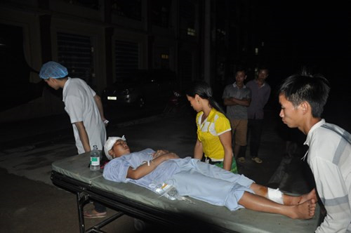 Các nạn nhân bị thương được đưa về Bệnh viện đa khoa Nghĩa Lộ cấp cứu. Ảnh: Quyết Thắng.