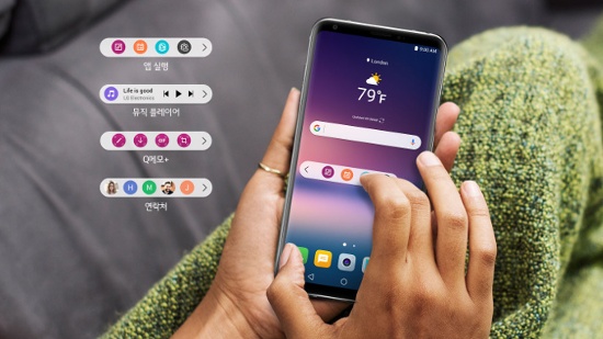 LG V30 không giống như điện thoại của Samsung, cảm biến vân tay của thiết bị được bố trí ở mặt sau và bên dưới cụm camera, ở vị trí rất dễ tiếp cận và có thể chạm ngay khi cầm điện thoại trên tay.