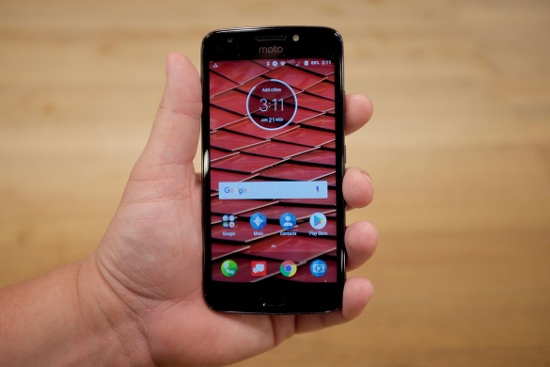Motorola Moto E4: Đây là thiết bị có mức giá thấp nhất trong danh sách, tuy nhiên Moto E4 vẫn chạy phiên bản Android 7.1 Nougat mới với thiết kế vỏ nhựa nhưng được bảo vệ bởi lớp phủ chống thấm nước và nắp lưng có thể tháo rời để thay pin. 
