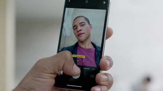 Chế độ Portrait với camera phía trước: Camera selfie của iPhone X cũng sẽ có chế độ chân dung Portrait Mode nhờ thông tin độ sâu cung cấp từ FaceIP. Chế độ này trước đây chỉ có thể thực hiện với các camera phía sau của iPhone 7 Plus, bao gồm cả iPhone 8 Plus và iPhone X. Tuy nhiên, nhờ hỗ trợ của cảm biến bổ sung cho camera TrueDepth ở mặt trước mà iPhone X có được chế độ này. 