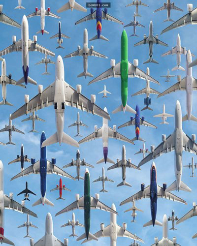 Mike Kelley đã đi đến rất nhiều sân bay quốc tế trên thế giới chỉ để canh chụp ảnh máy bay cất cánh trên các đường bay. Trong ảnh là cảnh máy bay bay chằng chịt trên bầu trời bãi biển Los Angeles, ảnh được chụp từ bên dưới máy bay.