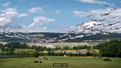 Bức ảnh tuyệt đẹp ghi lại khoảnh khắc máy bay cất cánh tại hai đường băng 16 và 28 sân bay Zurich, Thụy Sỹ.