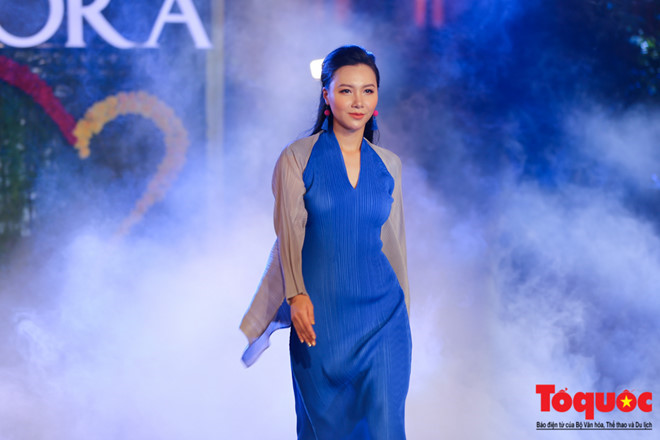 MC Minh Hà - gương mặt dẫn quen thuộc của Café sáng với VTV3, cô được biết ddeens là một trong những nữ hoàng thời trang của VTV.