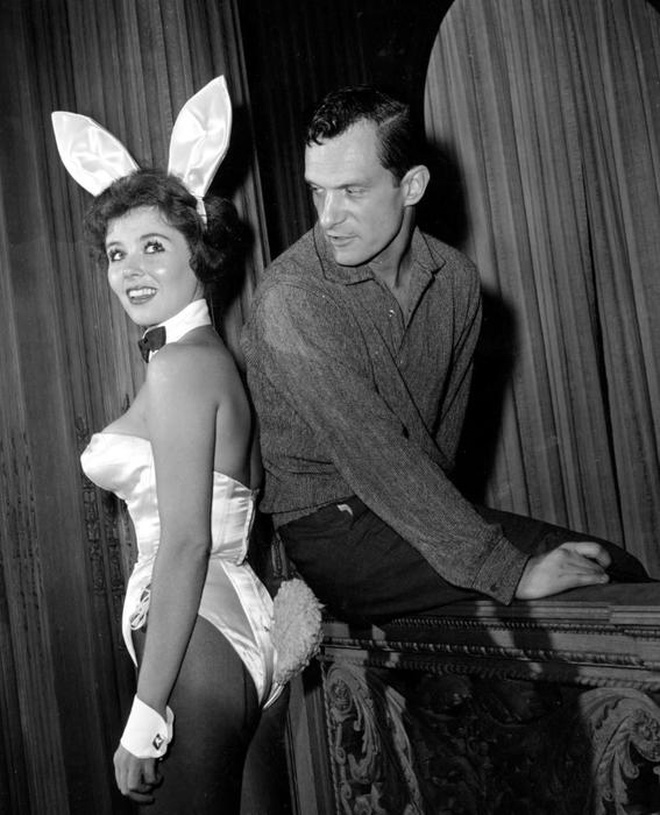 Hefner và một “nàng thỏ” tại câu lạc bộ đêm Playboy ở Chicago vào năm 1960 - Ảnh: AAP.  Ông mở câu lạc bộ Playboy đầu tiên tại Chicago vào năm 1960, tiếp đó là hàng chục câu lạc bộ tương tự khác ở nhiều nơi, bao gồm cả Nhật Bản và Jamaica. Những câu lạc bộ này dần đóng cửa vào năm 1960 do chi phí gia tăng.