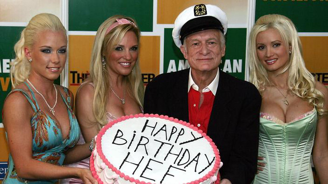 Hefner và “quả bom sex”, nữ diễn viên người Mỹ Pamela Anderson trong lễ kỷ niệm 50 năm thành lập Playboy vào năm 2003 - Ảnh: AAP.