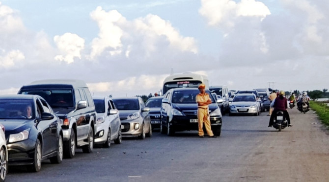 Cảnh sát giao thông huyện Cát Hải phải túc trực nhiều giờ trên đường dẫn xuống bến phà để đảm bảo an ninh trật tự.