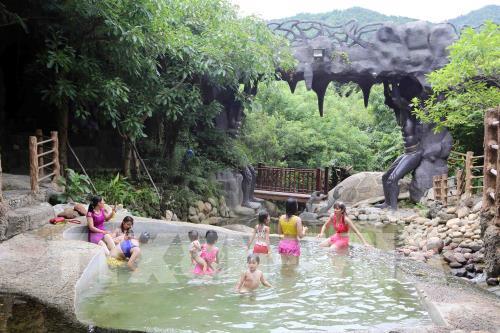Khách du lịch tham quan vui chơi tại khu du lịch suối khoáng nóng Núi Thần Tài (Đà Nẵng). Ảnh: Trần Lê Lâm - TTXVN