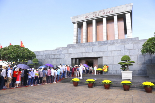 Du khách trong nước và quốc tế vào Lăng viếng Bác. Nguồn ảnh: Trang tin điện tử Ban Quản lý Lăng Chủ tịch Hồ Chí Minh