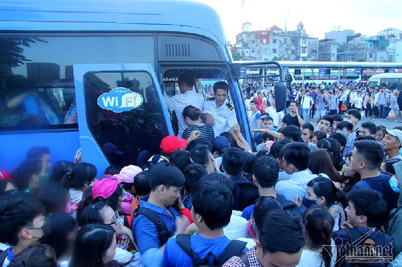 Bến xe Giáp Bát từ 17h đã đông nghẹt người chen nhau lên xe