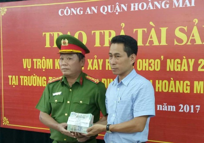 Công an quận Hoàng Mai trao trả 303 triệu đồng cho Trường THPT Trương Định bị trộm..