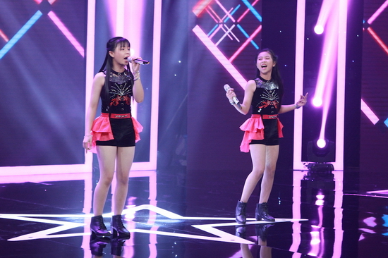 Đến với Gia Đình Song Ca, hai chị em chọn thể hiện bản hit của Đoan Trang với những nốt cao chót vót. Liệu hai chị em sẽ trình diễn tốt phần thi của mình?