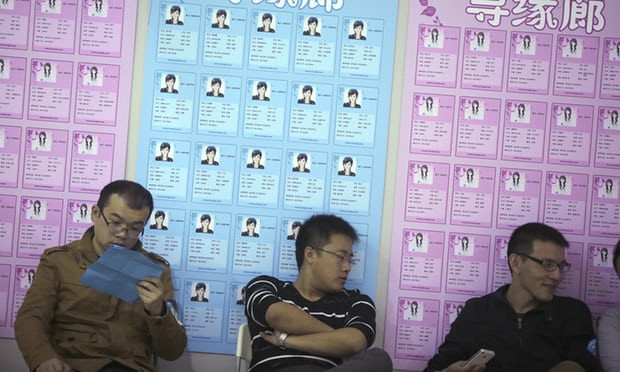 Những người đàn ông độc thân trong một buổi hẹn hò tập thể ở Thượng Hải. Ảnh:. AP.