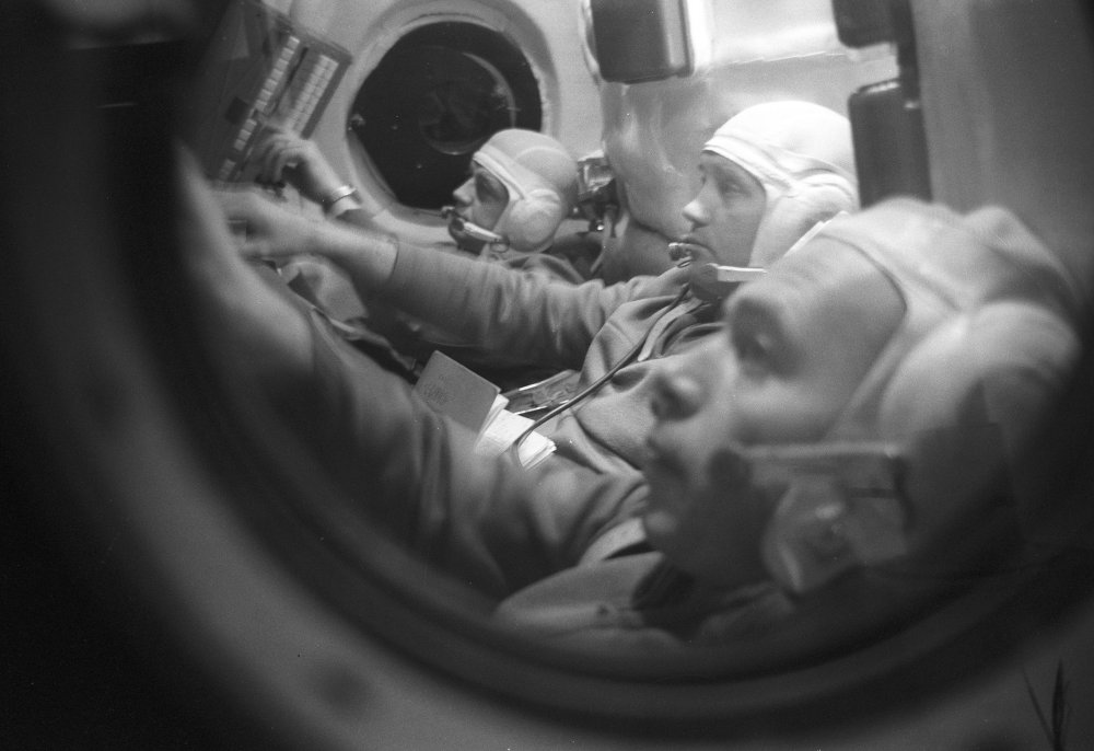 Phi hành đoàn của tàu vũ trụ Soyuz 11 đang tập huấn bên trong khoang tàu vũ trụ. 