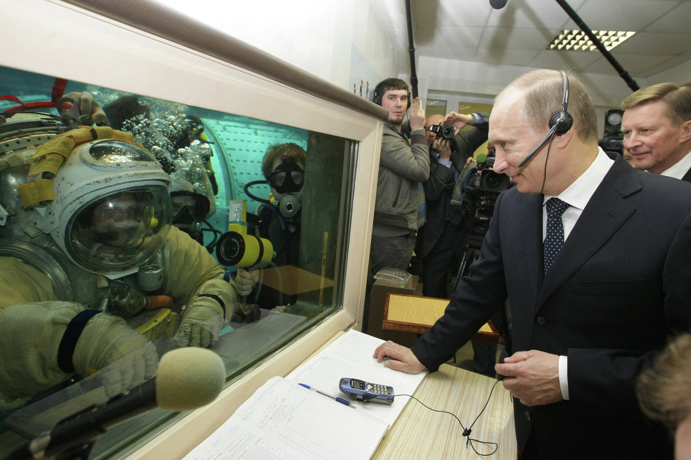 Vladimir Putin đến thăm khu huấn luyện phi trọng lượng trong trung tâm ngày 6/4/2010 khi ông đang giữ cương vị Thủ tướng Nga.