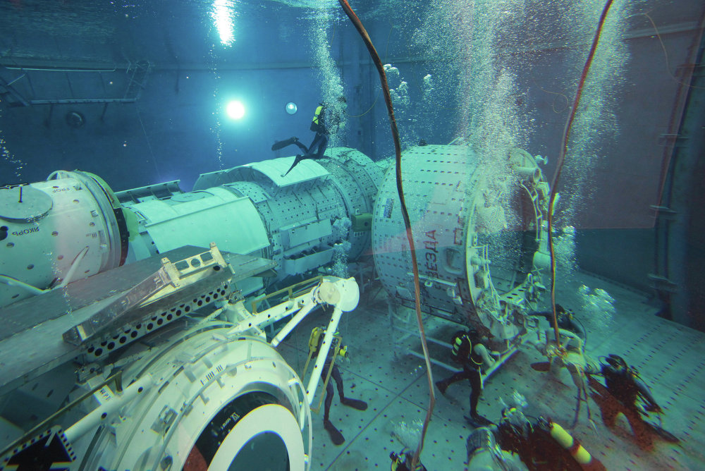 Một buổi huấn luyện dưới nước của các phi hành gia tại Trung tâm Yury Gagarin.