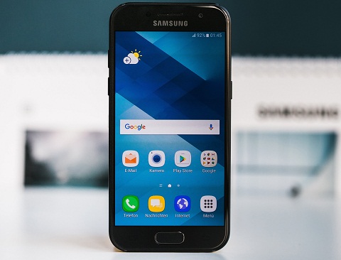 Samsung Galaxy A3 2017 (4,99 triệu đồng). Samsung Galaxy A3 2017 có Khả năng chống nước chuẩn IP68. Đây vốn là tính năng được đưa từ dòng điện thoại cao cấp xuống tầm trung, tạo nên điểm cộng cho chiếc A3 phiên bản 2017. Galaxy A3 2017 được trang bị CPU 8 nhân tốc độ 1.6 GHz, RAM 2 GB đa nhiệm tốt hơn so với A3 (2016), bộ nhớ trong 16 GB, ngoài ra còn được hỗ trợ thẻ nhớ ngoài microSD lên đến 256 GB. Máy có dung lượng pin 2350 mAh cùng kết nối USB Type-C giúp người dùng sạc pin dễ dàng.