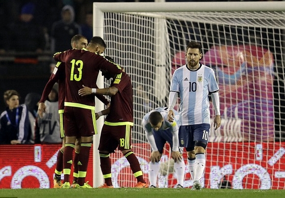 Argentina &quot;chết&quot; hụt trước đội bóng yếu Venezuela!