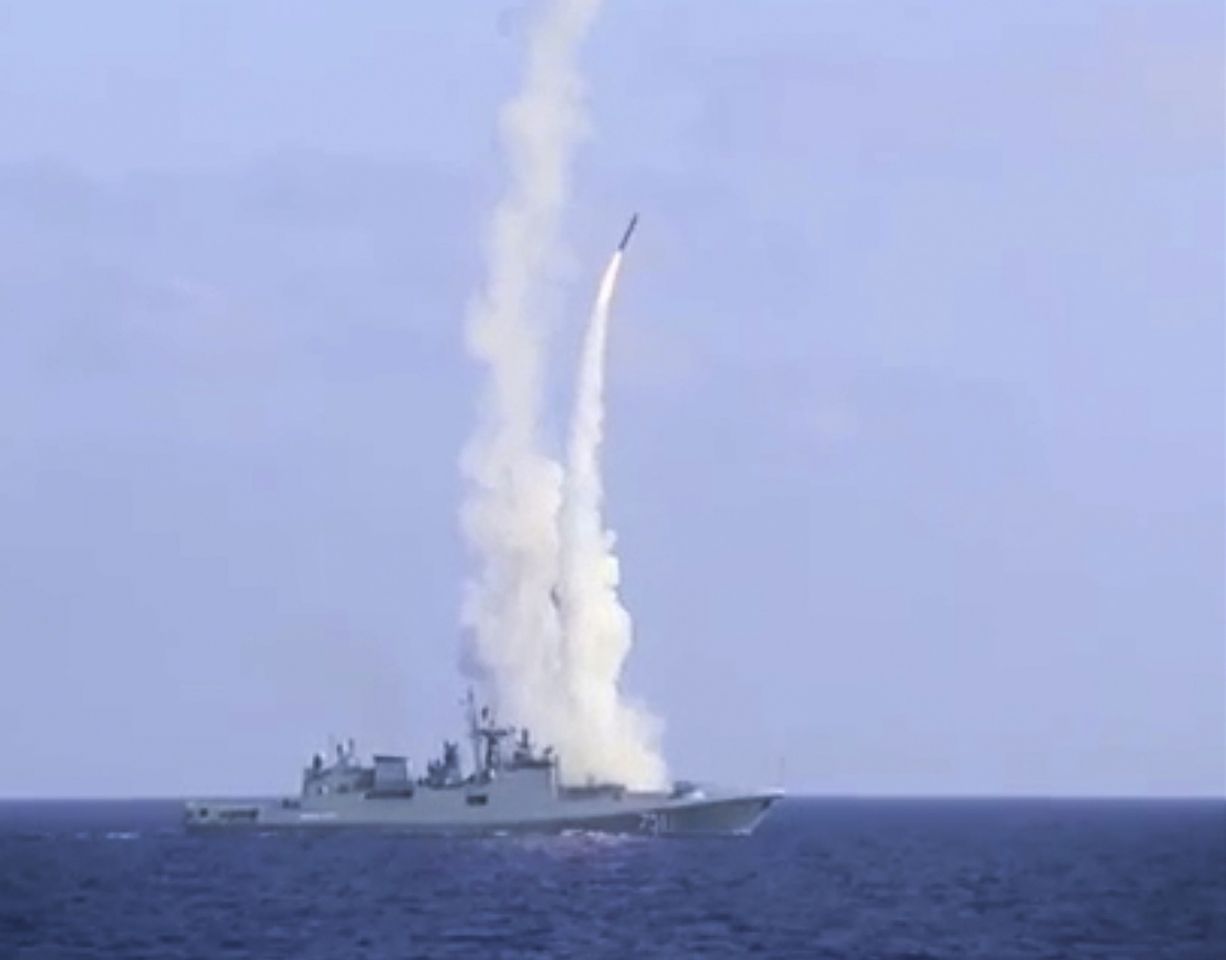 Chiến hạm tối tân hàng đầu của Nga đã bắn đi một loạt tên lửa Kalibr - một loại tên lửa lừng danh, nhằm vào lực lượng IS