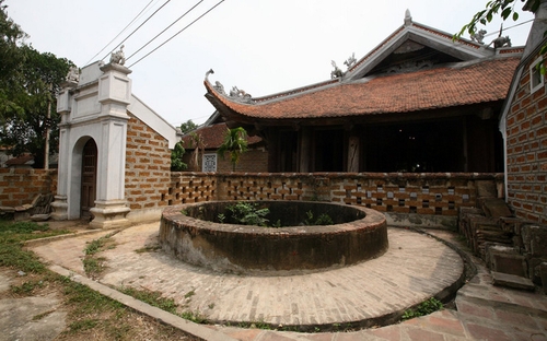  Ngày nay, làng cổ Đường Lâm vẫn còn giữ được những nét đặc trưng cơ bản của một ngôi làng Việt với cổng làng, cây đa, bến nước, sân đình, điếm canh, giếng nước, ruộng, gò, đồi, miếu, chùa…