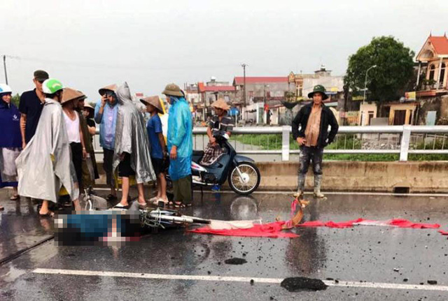 Một phụ nữ bị sét đánh chết khi đạp xe trên đường quốc lộ