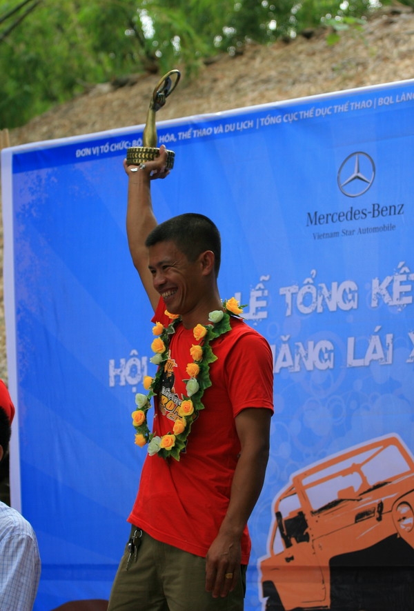 Anh Nguyễn Mạnh Thắng - đại diện cho đội Hạ Long nhận giải Nhất hạng Cơ bản ở Hội thi kĩ năng lái xe địa hình 2010.