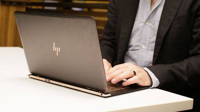 3. HP Spectre 13 (38 triệu đồng): Spectre 13 cũng là một trong những laptop siêu nhẹ với trọng lượng chỉ 1,1 kg (bản 13 inch), mỏng 10,4 mm. Thiết bị này có thân làm từ sợi carbon, phần khung mạ vàng nổi bật. Máy sử dụng chip Intel core i7, ổ SSD 256 GB và RAM 8 GB.