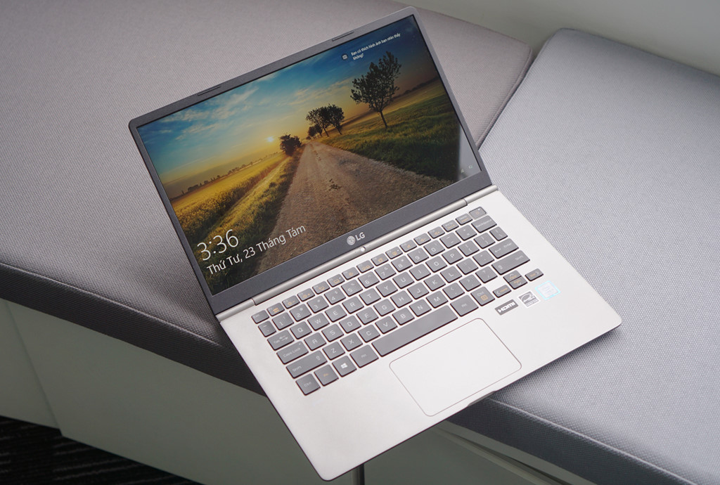 5. LG Gram (từ 25,2 triệu đồng): Trong lần đầu tiên ra mắt thị trường laptop, LG mang đến một sản phẩm không thể ấn tượng hơn: thiết kế viền siêu mỏng, trọng lượng 970 gram cho một model 14 inch. Hãng gọi đây là chiếc laptop nhẹ nhất thế giới. Có được điều này là nhờ LG sử dụng chất liệu hợp kim magiê nano carbon. Cùng với MacBook Air, đây là một trong 2 laptop siêu mỏng nhẹ có thời lượng pin tốt nhất thị trường hiện nay. Gram có các phiên bản 13-14-15 inch, trong đó bản 14 inch có giá từ 25,2 triệu đồng cho cấu hình không kèm hệ điều hành bản quyền.