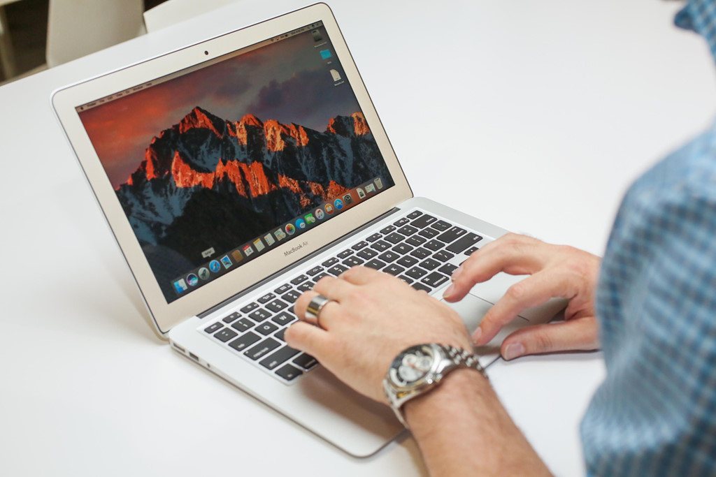 6. Apple MacBook Air (24 triệu): Dù Apple đã ngừng nâng cấp cho MacBook Air, đây vẫn là sản phẩm phổ biến tại Việt Nam. Model này mở ra trào lưu sản xuất laptop mỏng nhẹ mà Intel gọi là ultrabook. Máy có thiết kế vượt thời gian với khung nhôm, độ mỏng 17 mm và nặng 1,36 gram. Tuy nhiên, điểm yếu của nó là màn hình độ phân giải thấp, cấu hình cũng chỉ ở mức đủ dùng.