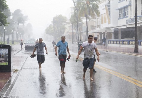 Hình ảnh dân Mỹ cảm nhận rõ hơi thở của bão &quot;quái vật&quot; Irma sau gáy