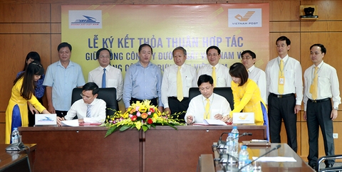 Tổng giám đốc Tổng công ty Bưu điện Việt Nam Phạm Anh Tuấn (bên phải) và Tổng giám đốc Tổng công ty Đường sắt Việt Nam Vũ Tá Tùng  ký Thỏa thuận hợp tác giữa hai đơn vị.