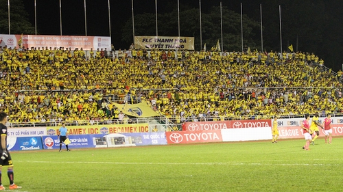 Sân Thống Nhất tối 10/9 đông khán giả không phải nhờ chủ nhà Sài Gòn FC, mà nhờ sự hiện diện của đội khách FLC Thanh Hoá (ảnh: Trọng Vũ)