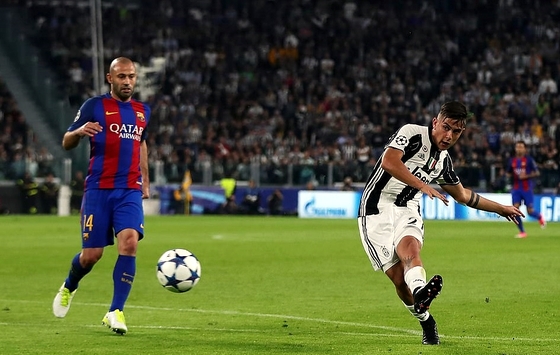Dybala lập cú đúp vào lưới Barca ở trận lượt đi tứ kết Champions League