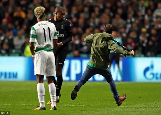 Celtic thua thảm, cổ động viên hùng hổ lao xuống sân &quot;tẩn&quot; Mbappe!