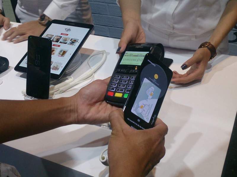 Phóng viên VnMedia đang dùng thử tính năng thanh toán di động qua ứng dụng Samsung Pay.