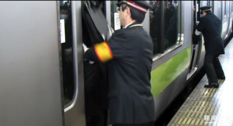 Nhân viên hỗ trợ đẩy người ở ga tàu điện ngầm: Ở Nhật Bản, số lượng người đi tàu điện ngầm rất đông, nhiều lúc hành khách thậm chí còn không thể tìm được một kẽ hở để lách người lên tàu. Vì vậy, nghề hỗ trợ đẩy người đã ra đời. Hành khách chỉ việc bước lên xe, các nhân viên này sẽ đẩy họ vào trong bằng được. Mục đích của công việc này là giúp hành khách nhanh chóng lên tàu, đảm bảo tàu có thể đóng được cửa và xuất phát đúng giờ.