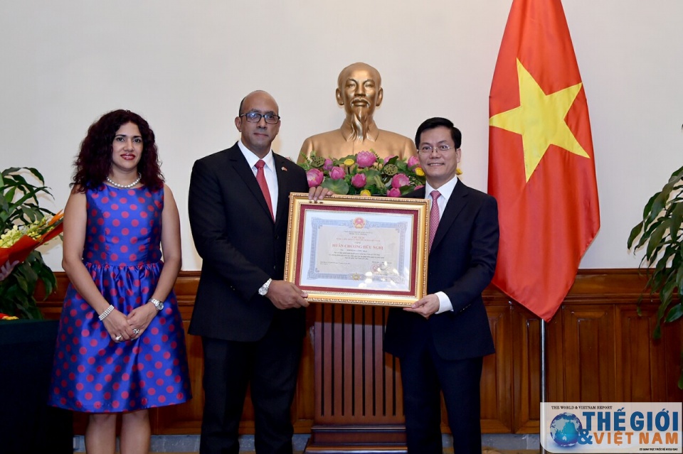 Đại sứ Cuba nhận phần thưởng cao quý của Nhà nước Việt Nam