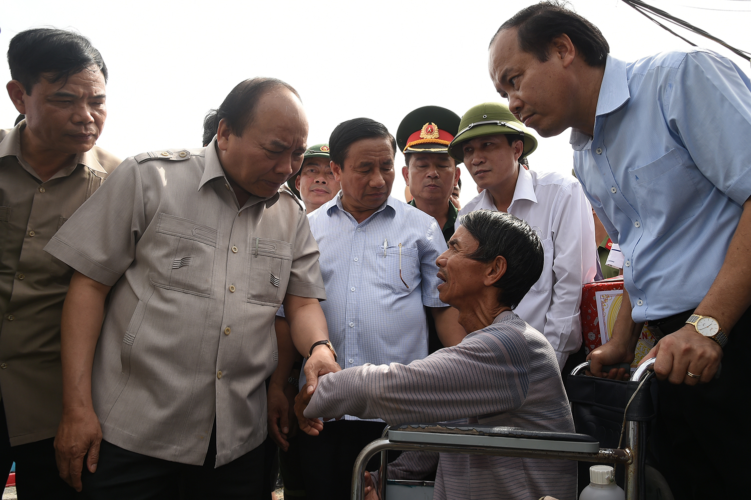 Thủ tướng thăm hỏi, động viên người dân bị thiệt hại do bão ở Hà Tĩnh. - Ảnh: VGP/Quang Hiếu