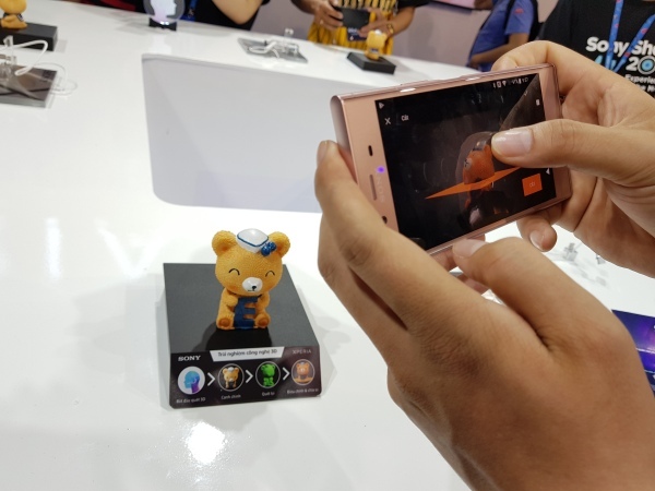 Giới trẻ Sài Gòn hào hứng trải nghiệm smartphone chụp ảnh 3D