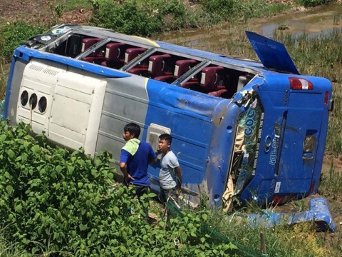 20 hành khách đập kính ôtô bò ra ngoài sau tai nạn