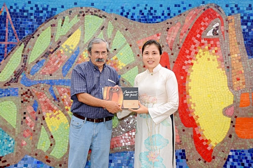 Họa sĩ Alejandro Gonzalez tặng tranh cho họa sĩ Nguyễn Thu Thủy.